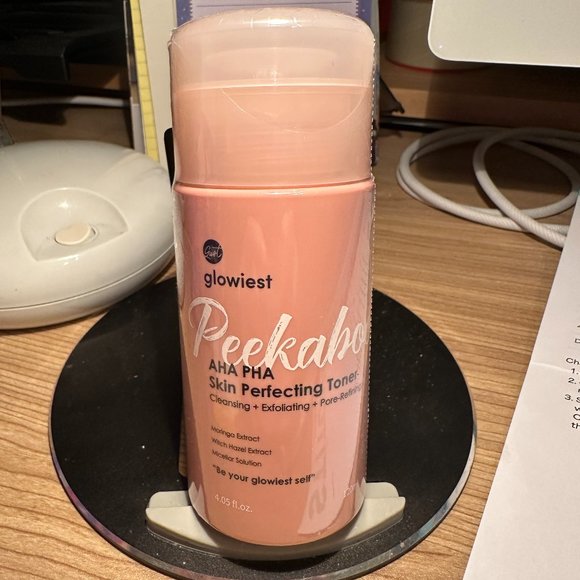 Glowiest Peekaboo AHA PHA Skin Perfecting Toner - Picture 2 of 2